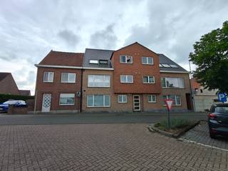 Bij het binnenkomen word je verwelkomd in de inkom die toegang geeft tot de verschillende ruimtes van het appartement. De leefruimte sluit aan op de ingerichte keuken. De keuken is voorzien van oven, kookvuur, dampkap en koelkast. <br /><br />Het appartement beschikt over twee slaapkamers. De badkamer is voorzien van een ligbad en een lavabo, en er is een afzonderlijk toilet. Een aparte berging zorgt voor extra opbergruimte.<br /><br />Via de slaapkamer heb je toegang tot een terras, waar je kan genieten van een momentje in de buitenlucht.<br /><br />Het appartement is beschikbaar vanaf juli 2026 en wordt verhuurd aan een huurprijs van €700 en €15 vaste kosten per maand.<br /><br />Ben je op zoek naar een praktisch en comfortabel appartement op een rustige ligging, dan is dit zeker een bezoek waard. Neem gerust contact met ons op voor meer informatie of om een afspraak voor bezichtiging in te plannen.