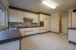 Deze op te frissen woning geniet van een uiterst gunstige en toch rustige ligging in Assebroek. Momenteel beschikt de woning over drie...