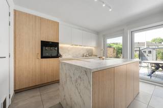 Deze moderne woning uit 2023 combineert energiezuinig wonen met een praktische indeling en veel ruimte voor het hele gezin. De woning bevindt zich in een kindvriendelijke buurt met een rustige, groene omgeving en vlotte bereikbaarheid. Dankzij de 4 ruime slaapkamers, meerdere bergingen en de carport geniet je hier van optimaal wooncomfort. Het EPC-label A en het BEN-karakter zorgen bovendien voor een energiezuinige toekomstgerichte woning. Een ideale kans voor wie een recente woning wil kopen in Lokeren.<br /><br />• Inkomhal met gastentoilet en handenwasser<br />• Ruime woonkamer (35 m²) met open keuken én veel lichtinval<br />• Praktische berging (8 m²) met aansluiting voor wasmachine en droogkast<br />• Extra berging (8 m²) met ventilatiesysteem<br />• Badkamer (8 m²) met inloopdouche en dubbele wastafel in meubel<br />• 4 ruime slaapkamers van 13 m² (x2) en 16 m² (x2)<br />• Nachthal en traphal met vlotte circulatie<br />• Carport (18 m²) met voorziening voor laadpaal én directe doorgang naar de zonnige tuin<br /><br />Troeven<br />• Recente halfopen BEN-woning van bouwjaar 2023 met EPC-label A<br />• Gelegen in een groene en kindvriendelijke residentiële omgeving<br />• 4 volwaardige slaapkamers en veel praktische bergruimte<br />• Kwalitatief materiaalgebruik en goede afwerking<br />• Regenwaterput van 10.000liter<br />• Vliegenramen<br /><br />Neem vandaag nog contact op met je ERA-makelaar voor een bezoek.<br />JOUW DROOMHUIS. ZO GEVONDEN!