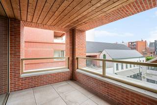 Dit exclusieve 3-slaapkamerappartement in Residentie Academie is klaar voor de eerste bewoner. Het biedt een unieke kans op royaal en luxueus wonen. Geniet van de zon op uw eigen terras/balkon, met de bruisende dynamiek van Turnhout binnen handbereik en een oase van rust binnenshuis. Gelegen in het prestigieuze stadsdeel Turnova, woont u op wandelafstand van de Grote Markt, hippe winkels en gastronomische hotspots zoals restaurant Hert.<br />De absolute troeven van dit appartement:<br />• Direct instapklaar • Volledig fris geschilderd • Verhuizen zonder klussen<br />• Ruimte & Comfort • 3 volwaardige slaapkamers • Ideaal voor gezinnen, thuiswerkers of wie extra ruimte zoekt<br />• Heerlijk buitenleven • Voorzien van een mooi terras/balkon om buiten te ontspannen<br />• Toplocatie in Turnova • Gelegen aan het rustige Academieplein • Om de hoek bij koffiebar Bink en restaurant Gust<br />• Alles dichtbij • Ruime ondergrondse parking • Ruim 40 winkels, cultuur en terrasjes binnen handbereik<br />Dit is een van de allerlaatste kansen op een groot 3-slaapkamerappartement in Residentie Academie. Perfect voor wie op zoek is naar zorgeloos premium wooncomfort of een waardevaste investering.<br /><br />Ondergronds zijn er parkeerplaats en berging (bij aan te kopen) en een gemeenschappelijke fietsenstalling voorzien.<br /><br />Maak snel een afspraak en ervaar de ruimte en het terras zelf tijdens een bezichtiging via nieuwbouw@hillewaere.be of contacteer onze nieuwbouw makelaar om meer te weten te komen over dit project op 014/ 45 10 11 !