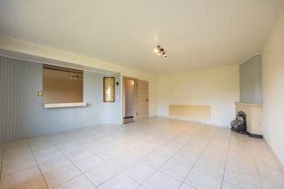 Located in the vibrant heart of 2020 Antwerp, this apartment combines a peaceful living experience with a central location.<br />You can enjoy a beautiful view of Kiel Park here, within walking distance of the lively Abdijstraat with its cafés, restaurants, and shops.<br />Public transport is nearby, and major access roads are easily reachable.<br /><br /><u>Layout:</u><br />The apartment is situated on the top (4th) floor. Through the entrance hall, you access the spacious, bright living room with large windows offering views of the park, a separate kitchen, two full-sized bedrooms, and a bathroom equipped with a walk-in shower and toilet.<br />In addition, a private basement storage space is included, and a garage box is mandatory to purchase at €22,000.<br /><br /><u>Key features:</u><br />EPC: label C<br />Roof has been renovated<br />Asbestos-safe<br />Plenty of natural light with stunning views<br />Central location<br />Garage box must be purchased with the apartment (€22,000)<br /><br />This apartment is ideal for anyone looking for a comfortable place to live in a well-connected location, with all amenities close at hand.