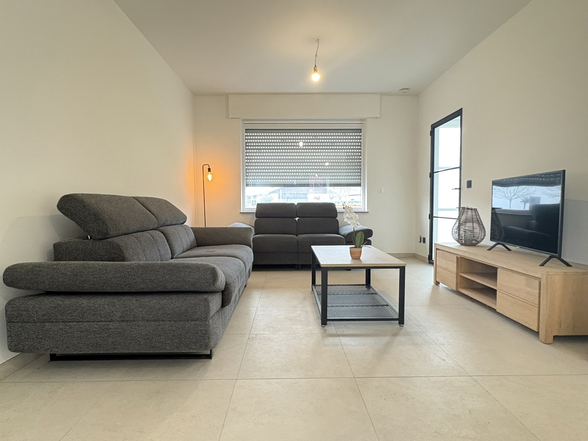 Volledig gerenoveerde gezinswoning met tuin en carport - foto 2