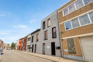 <p><span>Located in a very central yet quiet setting, near the village center, the Wijgmaal train station, and all major access roads, and bordering the tranquil Leuven-Dijle Canal with a perfect bike route to Leuven’s historic center, we are pleased to offer this recently built, energy-efficient duplex apartment for sale.</span></p><p><span> </span></p><p><span>This high-quality apartment is located in the well-maintained “ “” residence at De Kaai”, built in 2021. What makes this apartment unique is its homey atmosphere, abundant natural light, and spacious indoor and outdoor areas. With a total usable floor area of no less than 150 m², this first-floor duplex apartment features an entry hall with a guest restroom, a spacious living area with a dining area, and an open, fully equipped kitchen designed by the renowned Grietens Concept. The apartment also features a practical storage room, a convenient laundry room, and a staircase leading to the second floor. Here you’ll find a night hall, a separate toilet, a bathroom with both a bathtub and a shower, and three spacious bedrooms, one of which is equipped with built-in custom closets.</span></p><p><span> </span></p><p><span>As the icing on the cake, this contemporary duplex apartment features two sun-drenched, southeast-facing terraces totaling approximately 20 m², offering a stunning view of the Leuven-Dijle Canal—a delightful place to relax at any time. Another unmissable perk is the enclosed garage, which is available for purchase for 30,000 euros. In addition, residents also have access to a communal charging station and a communal bike storage area.</span></p><p><span> </span></p><p><span>In short, a move-in-ready, energy-efficient, spacious, and bright duplex apartment with a garage, located in a prime location near numerous essential amenities and with excellent access to downtown Leuven.</span></p><p><span> </span></p><p><span>An absolute steal!</span></p><p><span> </span></p>