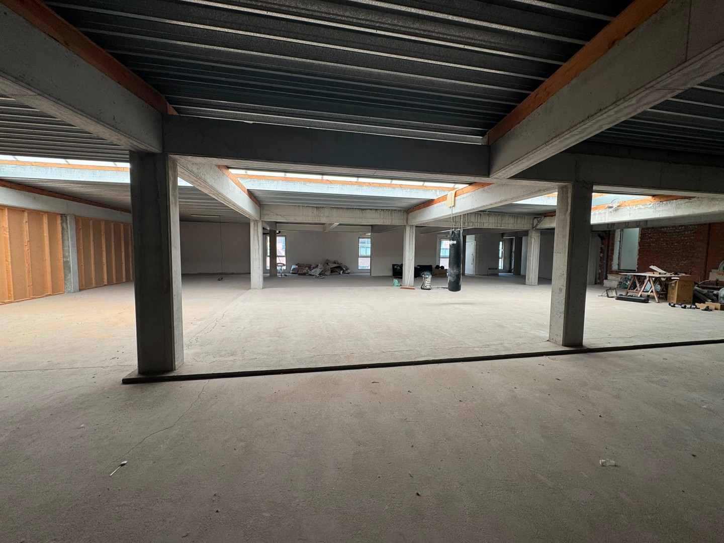 Ruim handelspand van 525 m² in het commerciële hart van Berchem - foto 4