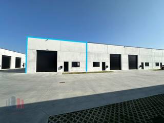 Nieuwbouw KMO-unit met een oppervlakte van 450 m² en 4 privatieve parkeerplaatsen te huur langs de bedrijvige Kortrijkseweg (N43) met een...