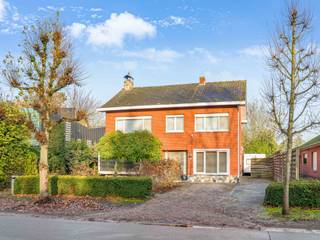 WARME, KNUSSE EN GEZELLIGE GEZINSWONING OP RUIM PERCEEL – GERENOVEERD EN INSTAPKLAARWelkom in deze knusse en gezellige gezinswoning, oorspronkelijk...