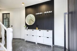 Op zoek naar een plek waar je werken en wonen moeiteloos combineert? Deze woning werd volledig gerenoveerd en beschikt over een achtergelegen magazijn. Gelegen op een goede verbindingsweg tussen Zandhoven en Lier. <br /><br />Het perceel bestaat uit:<br />- voortuin,<br />- woning,<br />- terras en tuin,<br />- magazijn.<br /><strong><br /></strong>INDELING WONING GELIJKVLOERS<br />Mooie inkomhal met apart gastentoilet. <br />Leefruimte met gezellige haard.<br />Volledig vernieuwde keuken.<br />Aangrenzende veranda met zicht op terras en tuin.<br /><br />INDELING WONING VERDIEPING<br />Drie ruime slaapkamers met grote luxueuse badkamer.<br /><br />ZOLDER te bereiken via uitschuifbare trap. <br />KELDER die dienst doet als was- en bergruimte.<br /><br />INDELING MAGAZIJN (180 m²)<br />Open ruimte aangevuld met een apart bureel. Verder is hier voorzien in een kleine studio met kitchenette en douchekamer. Deze studio heeft geen apart adres maar kan wel dienst doen als logeerkamer of andere.<br /><br /><br />BIJZONDERHEDEN<br />Nuttige hoogte in het magazijn: 4,2m (poort is 2,78m breed / 3,25m hoog).<br />Centrale verwarming op gas (condenserend toestel).<br />Camera bewaking aanwezig.<br />Apart huisnummer voorzien voor het magazijn.<br />Alu ramen met drie-dubbele beglazing.<br />Airco op 1e verdieping en in de veranda.<br /><br /><br />POSITIEVE ASPECTEN<br />Knappe renovatie met tevens oog voor isolatie.<br />Ideale combinatie werken/wonen.