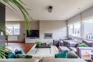 Deze perfect onderhouden bel-étagewoning met twee ruime slaapkamers is gelegen in een aangename, residentiële woonwijk in het mooie Drongen.Via de...