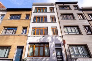 Gerenoveerd appartement op de 2e verdieping.<br />Zeer centrale ligging met zowel openbaar vervoer, het stadscentrum als Park spoor noord op wandelafstand te bereiken. <br /><br />Het appartement is beschikbaar vanaf 1 mei.<br /><br />Indeling: <br />leefruimte op mooie parketvloer, open volledig ingerichte keuken (vaatwasser, oven, kookvuur, koelkast met vriesvak), 2 grote slaapkamers, badkamer met inloopdouche, dubbel lavabomeubel en aansluiting voor de wasmachine, apart toilet. <br /><br />Bijzonderheden:<br />Kelderberging. <br />Alle verbruik met individuele meters. Cv op gas, nieuwe ramen met dubbele beglazing. <br />Maandelijkse kosten 50 euro. <br />EPC score 102 kWh/m²: zeer energie-zuinig!