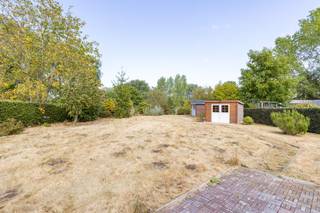 <br /><strong>Oostduinkerke: instapklare villa te koop die grenst aan natuurgebied.</strong><br /><br />Deze instapklare villa ligt in een rustige villawijk en grenst rechtstreeks aan een mooi natuurgebied. Met een gunstige EPC-score B en zonnepanelen woont u hier energiezuinig en comfortabel. De woning is praktisch ingedeeld en onmiddellijk bewoonbaar. Dankzij de unieke ligging geniet u dagelijks van rust en groen. Een ideale plek voor wie stilte en natuur weet te waarderen.<br /><br /><strong>Indeling:</strong><br />Gelijkvloers: inkomhal, polyvalente ruimte, open leefruimte die toegang geeft tot de zongerichte tuin , keuken met bergiing, badkamer,toilet, garage.<br />1ste verdieping: vier slaapkamers, badkamer, toegang tot de zolder.<br /><br /><strong>Troeven:</strong>
<ul><li>Grenst tegen een natuurgebied.</li><li>Rustige villawijk.</li><li>EPC B + de woning is voorzien van zonnepanelen.</li></ul>
Meer informatie? Contacteer Arne Dewitte via 058 53 37 40.