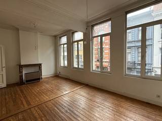 Te koop: te renoveren herenwoning met ontzettend veel potentieel en charme.Het pand is gelegen in de Oranjestraat in Antwerpen, tussen Park Spoor...