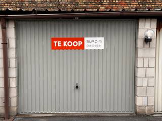 Op zoek naar een <strong>garagebox te koop in het centrum van Oostende</strong>?<br /><br />Deze garagebox is ideaal gelegen in de buurt van <strong>Petit Paris</strong>, een centrale en gegeerde locatie in Oostende.<br />Dankzij de praktische ligging biedt deze garagebox een interessante oplossing voor wie op zoek is naar een veilige parkeerplaats of extra opslagruimte in de stad.<br /><br /><strong>Afmetingen van de garagebox</strong><br /><span>Breedte: 2,75 m</span><br /><span>Diepte: 5,00 m</span><br /><span>Oppervlakte: ca. 13,75 m²</span><br /><br />De centrale ligging maakt deze garagebox bijzonder interessant voor bewoners, tweede verblijvers of investeerders die willen investeren in vastgoed aan de Belgische kust.<br /><br />Bent u op zoek naar een <strong>garagebox te koop in Oostende</strong>, een parkeeroplossing in het stadscentrum of een interessante vastgoedinvestering nabij Petit Paris?<br />Dan is deze garagebox zeker het ontdekken waard.<br /><br /><strong>Interesse?</strong> Neem contact op voor meer informatie of een bezoek ter plaatse.<br />