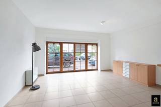 Ruim en licht appartement met open zicht in de Koningslaan<br /><br />Deze ruime studio van 65 m² ligt op een toplocatie in de Koningslaan, op wandelafstand van het strand, het Rubensplein en het centrum. Dankzij de westelijke oriëntatie geniet je van veel licht en een vrij uitzicht op de villa’s aan de overkant van de straat (zonder hoogbouw voor je neus).<br /><br />De indeling is praktisch en comfortabel: een grote leefruimte met open keuken, een badkamer en aparte berging. Er is ook een privatieve kelder en een gemeenschappelijke fietsenberging in het gebouw.<br /><br />Een ideale pied-à-terre of investering op een rustige en gegeerde locatie in Knokke.
