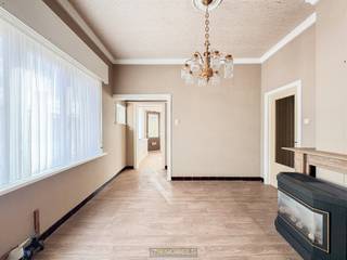 TE MODERNISEREN HOEKWONING MET GARAGE op GUNSTIGE LIGGING in MERELBEKE. De woning bevindt zich op WANDELAFSTAND van het STATION en in de...