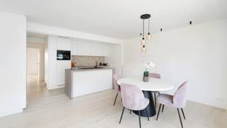 Cet appartement magnifiquement rénové est situé dans un emplacement de choix à Heist, sur la promenade rénovée et à distance de marche de la plage, des commerces et des restaurants. La rénovation complète a été réalisée avec souci du détail et l'utilisation de matériaux de haute qualité, ce qui se traduit par une résidence élégante et prête à emménager. Grâce aux grandes baies vitrées, l'appartement bénéficie d'une luminosité exceptionnelle, ce qui contribue à une sensation d'espace et d'ouverture. De plus, la location de vacances est autorisée, ce qui rend cet appartement particulièrement intéressant en tant qu'investissement ou résidence secondaire.<br /><br />Disposition :<br /><br />- Hall d'entrée,<br />- Toilettes invités,<br />- Séjour lumineux avec cuisine ouverte,<br />- Deux chambres spacieuses,<br />- Salle de bains avec finitions modernes,<br /><br />Un appartement de qualité dans un emplacement prisé sur la côte, parfait comme résidence principale, résidence secondaire ou investissement avec potentiel locatif.