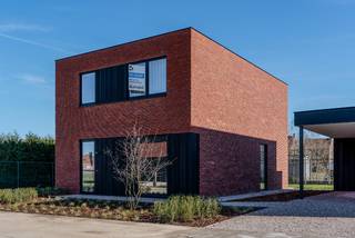 Stap binnen in deze zorgvuldig afgewerkte woning van Dumobil en ervaar zelf hoe ruimte, licht en functionaliteit hand in hand gaan. De open leefruimte met grote raampartijen vloeit naadloos over in een volledig uitgeruste keuken. Op de eerste verdieping ontdek je comfortabele slaapkamers en een strakke badkamer, ontworpen met oog voor detail en praktisch wooncomfort. Buiten is er een carport en tuinberging voorzien. Verwarmen en koelen doe je d.m.v een geothermische warmtepomp in combinatie met zonnepanelen, vloerverwarming, en een ventilatiesysteem wat zorgt voor een e-peil lager dan 20.<br /><br />Deze ruime open bebouwing is gelegen op een perceel van 359 m² met oostgerichte tuin in het Woonproject 't Park. Een nieuwe woonbuurt ideaal gelegen in een rustige, gezinsvriendelijke omgeving op wandelafstand van een nieuw park met speelzones, wandel- en fietspaden. Tegelijk geniet je van een gunstige ligging nabij het station en het stadscentrum van Tielt.<br /> <br />Deze woning kan aangekocht worden inclusief meubels, decoratie, gordijnen, maatkasten, verlichting, ... Een buitenkansje om in alle gemak en comfort te verhuizen. Bespreek de mogelijkheden met bouwadviseur Sam Borrey.<br /><br />Bekijk de woning nog meer in detail op onze website: <u><strong>www.dumobil.be/nl/woonprojecten/kijkwoningen/moderne-kijkwoning-tpark-tielt</strong></u><br /><br />De all-inprijs excl. kosten omvat een volledig afgewerkte, instapklare woning met álle voorzieningen en omgevingswerken inbegrepen. De totale kostprijs inclusief wettelijke kosten waaronder registratierechten, btw, notariskosten en aansluitingskosten kan je eenvoudig bekijken op onze <u><strong>website</strong></u>: <u><strong>www.dumobil.be/nl/woonprojecten/projecten/tparktielt-halfopen-nieuwbouwwoningen</strong></u>. En/of contacteer onze bouwadviseur Sam Borrey voor meer info: 0483/21.01.33 | sam@dumobil.be