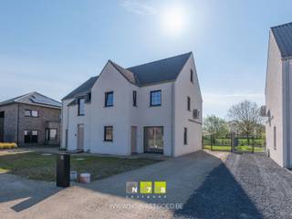<span><strong>HALF-OPEN NIEUWBOUWWONING MET 3 SLAAPKAMERS OP EEN PERCEEL VAN 3A 71CA TE OPITTER<br /><br />TROEVEN<br /></strong>- Instapklare nieuwbouwwoning.<br />- Gelegen in een rustige en kindvriendelijke woonwijk nabij het centrum van Opitter.<br />- EPC-label A: energiezuinige woning!<br />- <span>Moderne keuken met eiland en apparatuur.<br /></span></span><span><span></span>- Woning afgewerkt in hoogwaardige en kwalitatieve materialen.<br />- Zonnepanelen aanwezig.<br />- Omheinde tuin.<br /><strong>- Verkoop onder verkooprechten (2% voor rechthebbenden)<br /><br />GELIJKVLOERS 00 (57,99 m²)<br /></strong>- Inkomhal (1,56 m x 2,61 m = 4,07 m²): toegang tot de woonkamer, tegelvloer.<br />- Woonkamer (8,74 m x 4,15 m = 36,27 m²): open leefruimte met veel lichtinval en verbonden met de keuken, schuifpui naar tuin/terras, houten trap naar eerste verdieping, tegelvoer.</span><br /><span>- Keuken (3,60 m x 2,27 m = 8,17 m²): keukenwand (onder- en bovenkasten, lades, koelkast, inductiekookplaat, dampkap, combi-oven), keukeneiland (vaatwasser, spoelbak, werkblad, onderkasten), deur die toegang geeft tot de tuin, tegelvloer.</span><br /><span>- Gastentoilet (1,00 m x 1,56 m = 1,56 m²): hangtoilet, spoelbakje, wandkast, tegelvloer.</span><br /><span>- Berging (3,72 m x 2,13 m = 7,92 m²): warmtepomp, technische kast, tegelvloer.</span><br /><br /><span><strong>VERDIEPING</strong> <strong>+01 (55,27 m²)</strong></span><br /><span>- Overloop (3,20 m x 1,01 m = 3,23 m²): trap naar de tweede verdieping, toegang tot de 3 slaapkamers en badkamer, tegelvloer. <br />- Badkamer (2,59 m x 2,72 m + 1,62 m x 0,92 m = 8,53 m²): inloopdouche, badkamermeubel (lavabo, lades), aansluiting wasmachine en droogkast, hangtoilet, tegelvloer.<br />- Slaapkamer 1 (3,32 m x 4,42 m = 14,67 m²): tegelvloer.<br />- Slaapkamer 2 (3,01 m x 3,96 m = 11,91 m²): tegelvloer.<br />- Slaapkamer 3 (3,61 m x 4,69 m = 16,93 m²): tegelvloer.<br /><br /><strong>VERDIEPING</strong> <strong>+02 (34,61 m²)</strong><br />- Zolderruimte (6,50 m x 3,52 m + 1,65 m x 2,81 m = 27,51 m²): mogelijkheid tot het inrichten van een vierde slaapkamer, chapevloer.<br /></span>- Technische ruimte (2,81 m x 2,53 m = 7,10 <span>m²): chapevloer.</span><br /><br /><span><strong>EXTERIEUR</strong></span><br /><span>- Omheinde tuin.<br />- Oprit, voortuin en terras (nog aan te leggen).<br /><br /><strong>3 ZONNEPANELEN</strong><br /><span>- In de verkoopprijs zit het volledige zonnepanelensysteem begrepen (zonnepanelen, omvormer, collectoren e.a. toebehoren).<br /><br /></span><span><strong>VERKOOP ONDER VERKOOPRECHTEN</strong><br />De verkoop zal plaatsvinden onder verkooprechten, waardoor rechthebbenden kunnen genieten van 2% verkooprechten overheen de aankoopprijs. De verkoop vindt dus niet plaats onder het BTW-stelsel.<br /></span><br />Bekijkt u deze advertentie via een aanverwante vastgoedsite, surf dan zeker naar onze website <strong>www.N78vastgoed.be</strong> voor een uitgebreide beschrijving en foto's. <strong>Meer info: +32 (0)89 86 18 88 of info@N78vastgoed.be.</strong></span>
