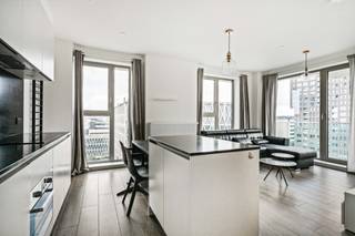 Dit volledig instapklaar appartement is prima gelegen in de hippe Cadix-buurt te Antwerpen. U komt het appartement op de 8e verdieping binnen via een centrale inkomhal, dewelke het leef- en slaapgedeelte met elkaar verbindt. De gezellige woonkamer kan dankzij kamerhoge ramen genieten van een aangename lichtinval. Het schuifraam geeft tevens toegang tot een knus terrasje. Verder heeft de flat een volledig ingerichte, open keuken, een aparte berging met CV en met aansluiting voor wasmachine, een ruime slaapkamer, een badkamer met douchecabine en wastafel met meubel en spiegelkast en een apart toilet. In de kelderverdieping is nog een autostaanplaats die optioneel kan worden gehuurd aan €120/maand. De gemeenschappelijke kosten bedragen €120/maand. Er is een lift aanwezig in het gebouw. Onmiddellijk beschikbaar.