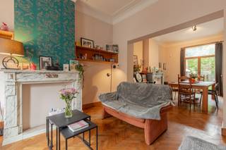 <p><span>Karaktervol herenhuis met 4 slaapkamers, 2 badkamers, 2 keukens en tuin op topligging in Jette</span></p><p><span>Deze karaktervolle herenwoning uit 1928 combineert authentieke uitstraling met een praktische indeling en een uitstekende ligging in Jette. De woning beschikt over maar liefst 212 m² bewoonbare oppervlakte, een perceel van ca. 158 m² en een aangename tuin van ca. 75 m².</span></p><p><span>De woning is gelegen op wandelafstand van diverse handelszaken, scholen en openbaar vervoer. Het station van Jette bevindt zich op slechts ca. 5 minuten wandelen, waardoor ook Brussel en de omliggende gemeenten vlot bereikbaar zijn.</span></p><p><span>Via de inkomhal, met toegang tot de ruime kelder van ca. 70 m², bereikt u de leefruimtes op het gelijkvloers. Hier bevinden zich een aangename woonruimte, een vernieuwde keuken, een apart toilet en de toegang tot de tuin. De tuin van ca. 75 m² biedt een fijne buitenruimte en vormt een aangename aanvulling op de woning.</span></p><p><span>Op de eerste verdieping bevinden zich twee ruime slaapkamers en een vernieuwde badkamer met douche, wasplaats en apart toilet.</span></p><p><span>De tweede verdieping omvat opnieuw een ruime slaapkamer met mezzanine en een tweede, eveneens vernieuwde badkamer. Daarnaast beschikt deze verdieping over een bijkomende keuken en slaapkamer, ook met mezzanine. Deze ruimte wordt momenteel verhuurd aan een student en biedt hierdoor een interessante mogelijkheid voor wie wonen wil combineren met een huurinkomst. De compositie van de woning geeft de mogelijkheid om van de tweede verdieping een afzonderlijke wooneenheid te maken. </span></p><p><span>De woning beschikt over een gasverwarming en heeft momenteel een EPC-label E-, dit zorgt ervoor dat u geen renovatieverplichting heeft. </span></p><p><span>Troeven:</span></p><p><span>212 m² bewoonbare oppervlakte / Perceel van ca. 158 m² / 4 slaapkamers / 2 vernieuwde badkamers / Vernieuwde keuken / Ruime kelder van ca. 70 m² / Op ca. 5 minuten wandelen van station Jette / Nabij winkels, scholen en openbaar vervoer / Gelegen op een vlot bereikbare locatie nabij Brussel / EPC E-</span></p><p><span> </span></p><p><span>Bent u op zoek naar een centraal gelegen woning met charme? Dan is dit pand zeker uw bezoek waard.</span><span><br /></span><span>Contacteer ons voor meer informatie of een bezichtiging: info@immotwins.be – 052/55.55.55</span></p><p><span> </span></p>
