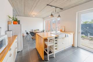 <p>Bij het binnenkomen van de woning wordt u verwelkomd in de inkomhal, die toegang biedt tot de berging, de kelder en de ruime leefruimte.</p><p>Met een oppervlakte van maar liefst 163m² biedt de leefruimte heel wat mogelijkheden. Hier creëert u moeiteloos een gezellige zithoek én een ruime eetplaats, ideaal om comfortabel te wonen en gasten te ontvangen.</p><p>Op het gelijkvloers bevinden zich daarnaast een eerste badkamer en een apart toilet, wat zorgt voor extra praktisch comfort.</p><p>Achteraan de woning vindt u de volledig geïnstalleerde keuken, waar u geniet van een mooi zicht op de tuin. De tuin zelf is een leuke extra troef en beschikt bovendien over een handige achteruitweg, ideaal voor fietsen of tuinmateriaal.</p><p>Ook op de eerste verdieping heeft deze woning heel wat potentieel. Volgens de architectenplannen kunnen hier drie volwaardige slaapkamers ingericht worden, samen met een tweede badkamer en toilet. Verder is er nog voldoende ruimte voorzien om een vaste trap naar de zolderverdieping te plaatsen.</p><p>De ruime zolder biedt op zijn beurt de mogelijkheid om nog twee extra slaapkamers te creëren. Zo kan deze woning uitgroeien tot een ruime gezinswoning met maar liefst vijf slaapkamers en twee badkamers — perfect voor grote gezinnen of wie graag extra ruimte heeft.</p><p>In 2023 werden er grondige renovatiewerken uitgevoerd. Zo werd het achterste gedeelte van de woning uitgebreid, werden alle ramen vervangen en kreeg de woning een volledige opfrissing.</p><p></p><p>Stedenbouwkundige informatie: Vg- Wg – Gdv – Gvkr -Gvv</p><p></p><p>Wenst u meer informatie of wilt u alle documenten raadplegen? Neem dan snel contact met ons op of bekijk alle documenten via: www.malines-group.be</p><p></p>