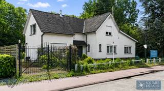 Square Estate presents this villa in need of complete renovation, ideally situated in Hamme. This detached property comprises the following: On the...