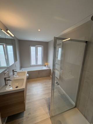 Deze energiezuinige recent gerenoveerde woning is centraal gelegen, edoch vlot bereikbaar via meerdere goede invalswegen. De woning bevindt zich vlakbij het centrum van Sint-Niklaas. In de nabije omgeving treft u alle nodige faciliteiten aan. Winkels, scholen, openbaar vervoer, horeca, groene speelzones, enzovoort zijn op wandelafstand te bereiken.<br /><br />Het betreden van de woning geeft, mede door de dubbele plafond hoogte en veel lichtinval, direct een ruim en open gevoel. De open inkomhal geeft toegang tot de lichtrijke leefruimte met aansluitend een open, volledig hoogwaardig geïnstalleerde keuken (koelkast, kookvuur, dampkap, vaatwasmachine, en dubbel spoelbak). Verder voorziet het gelijksvloer een ruime berging en een gastentoilet, dewelke bereikbaar zijn vanuit de inkomhal.<br /><br />De eerste verdieping herbergt twee mooie slaapkamers en een ruime badkamer (inloopdouche, ligbad, lavabomeubel met dubbele wastafel en toilet).<br />Via de vaste trap bereikt men een afgewerkte ruime zolderkamer welke dienst kan doen als derde slaapkamer.<br />Een absolute troef is ongetwijfeld de mooie stadstuin met gezellig terras en groen zicht achteraan.<br />Deze woning werd volledig gerenoveerd in 2020, waardoor het pand beschikt over een gunstige EPC-score (110kwh/m2 jaar) en dus voldoet aan de huidige normen qua energie en isolatie. <br /><br />Richtprijs: 379.000 euro<br />Voor meer info contacteer hannes.de.rycke@gmail.com, of via het nr 0495 24 85 52.<br />