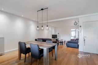 <p><span>Instapklaar appartement (87 m²) met 2 slaapkamers in Kapellen.</span></p><p><span> </span></p><p><span>De ligging nabij het dorpscentrum van Kapellen zorgt voor een vlotte bereikbaarheid en uitstekende verbindingen. Het openbaar vervoer is goed vertegenwoordigd en het station van Kapellen bereik je gemakkelijk te voet of met de fiets. Bovendien profiteer je van een snelle aansluiting op de A12. In de nabije omgeving vind je ook heel wat winkels en gezellige horecazaken, zodat je alles binnen handbereik hebt.</span></p><p><span> </span></p><p><span>Het appartement bevindt zich op de tweede verdieping van een kleinschalig gebouw van 2 hoog, waarvan het dak geïsoleerd is. De elektriciteit is conform.</span></p><p><span> </span></p><p><span>Binnenin geniet je van een praktische indeling. Achteraan bevindt zich de woonkamer (37 m²) met aansluitend de aparte keuken (5 m²) met basisuitrusting en aparte berging. Vooraan bevinden zich de twee slaapkamers (8 m² en 14 m²). Verder beschikt het appartement nog over een badkamer (7 m²) met douche in bad , lavabomeubel en toilet.</span></p><p><span> </span></p><p><span>Ben je op zoek naar een betaalbaar appartement op een goede locatie? Mis deze kans niet!</span></p><p><span> </span></p><p><span>Bewoonbare opp.87m² ref.: bruto vloeropp. Voor meer info of een gratis schatting surf naar </span><span><span>www.hansimmo.be</span></span></p><p><span> </span></p><p><span> </span></p>