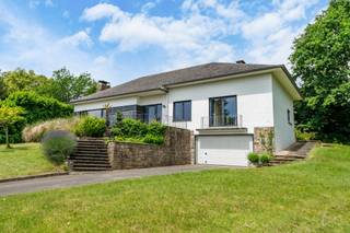 <p><b>Overijse Centrum</b><span> </span>– Ontdek deze instapklare, vrijstaande villa met karakter, gelegen op een unieke en rustige toplocatie in het centrum van Overijse. Deze lichtrijke woning combineert comfort, privacy en een uitzonderlijke ligging op een zuidgericht perceel van<span> </span><b>2.402 m²</b>, hoger gelegen met een panoramisch uitzicht van oost naar west over de vallei. Dankzij de volledige afwezigheid van inkijk geniet u in alle rust van een groene omgeving, terwijl u zich op een gegeerde locatie aan de groene rand van Brussel bevindt, met een uitstekende bereikbaarheid en tal van mogelijkheden. Met een bewoonbare oppervlakte van ca.<span> </span><b>200 m²</b><span> </span>is de woning als volgt ingedeeld: <b>Gelijkvloers:</b><span> </span>ruime inkomhal (ca. 11 m²) met vestiaire en gastentoilet, lichtrijke woon- en eetkamer (ca. 49 m²) met open haard en een aparte bureelhoek. Zowel de leefruimte als de bureelhoek geven rechtstreeks uit op de terrassen en de prachtig aangelegde tuin. De volledig ingerichte keuken (ca. 11 m²) biedt eveneens directe toegang tot de buitenruimte. Verder beschikt de woning over vier slaapkamers van respectievelijk ca. 12 m², 9 m², 12 m² en 10 m², evenals een douchekamer van ca. 6 m². Rondom de woning bevinden zich meerdere zonnige terrassen, afgewerkt met stijlvolle natuursteen (schist). Het overdekte terras van ca.<span> </span><b>20 m²</b><span> </span>is de ideale plek om te genieten van gezellige barbecues of om op warme dagen heerlijk in de schaduw te ontspannen. Via een uitschuifbare trap bereikt u de ruime zolder van ca.<span> </span><b>160 m²</b>, ideaal als bergruimte en, mits de nodige vergunningen, met potentieel voor verdere inrichting. Daarnaast beschikt de woning over een dubbele garage van ca.<span> </span><b>46 m²</b><span> </span>en verschillende kelders met een totale oppervlakte van ca.<span> </span><b>22 m²</b>. De fraai aangelegde, volledig privative tuin vormt zonder twijfel een van de grootste troeven van dit eigendom. Hier geniet u in alle rust van een uitzonderlijk panoramisch uitzicht over de omliggende velden. Twee tuinhuizen bieden bovendien extra opslagruimte. <b>Extra informatie:</b><span> </span>EPC:<span> </span><b>D</b><span> </span>– 346 kWh/m²/jaar. Meer informatie of een bezoek? Contacteer<span> </span><b>WE INVEST OVERIJSE</b><span> </span>op<span> </span><b>02/455.20.35</b><span> </span>of via<span> </span><b>overijse@weinvest.be</b>. <i>Niet-contractuele advertentie, onder voorbehoud van wijzigingen. Oppervlaktes zijn indicatief.</i></p>