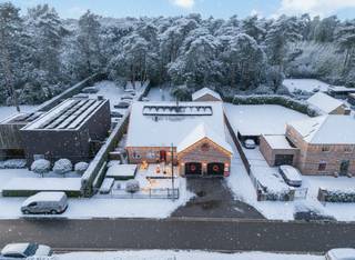 In a dead-end street, we find this villa on a plot of 17 acres. The house enjoys a green location with easy access to the E313 towards Antwerp...