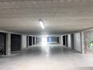 gelegen in het centrum in de Oostendestraatbij residentie 't Keizershof, vlakbij "Water en Vuur" en 'Prutske"ondergronds, -1heel vlot...