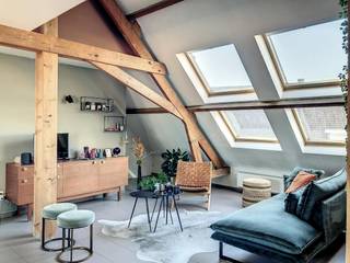À deux pas de la Grote Markt de Poperinge, nous trouvons ce spacieux appartement en duplex. À distance de marche de toutes les installations de base nécessaires. L'appartement n'est accessible que par des escaliers. Vous pouvez vous garer dans la rue.<br /><br />Disposition :<br /><br />* Étage +2 : <br />- hall d'entrée avec toilettes séparées<br />- espace de vie lumineux (43 m²)<br />- terrasse orientée sud-est (12 m²)<br />- cuisine ouverte (10 m²) équipée de placards intégrés, d'un four, d'un four micro-ondes, d'un réfrigérateur, d'une plaque de cuisson avec hotte et d'un évier double<br />- rangement<br />- buanderie<br />- première chambre (10 m²)<br />- salle de bains avec baignoire, douche et lavabo<br /><br />* Étage +3 :<br />- deuxième chambre (34 m²) avec éventuellement dressing et espace bureau<br /><br />=> Disponible immédiatement<br />=> Étiquette EPC B