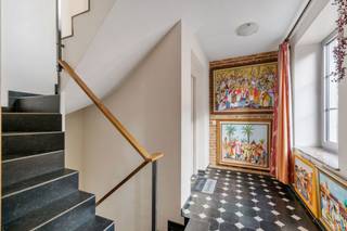 Graag bieden wij u dit zeer ruime appartement aan, gelegen in het historisch centrum van Edingen, nabij winkels, restaurants, kasteelpark, apotheek en met een goede bereikbaarheid dankzij het openbaar vervoer in de onmiddellijke omgeving.
Het appartement is ingedeeld als volgt: inkomhal, grote leefruimte met open, volledig ingerichte keuken en aanpalende ruime wasplaats/berging.
De nachthal geeft toegang tot drie slaapkamers (waarvan één met dressing en badkamer), een gastentoilet, een tweede badkamer en een bureau.
U kan genieten van veel lichtinval en van authentieke elementen, een massieve parketvloer en volhouten deuren.
De elektrische installatie is conform tot 2033 en het appartement beschikt over een energiezuinig EPC met label B. 
Ook voor investeerders is dit een interessant pand dankzij het mooie rendement. Voor meer info of bezoek contacteer Sophie 0496/71.50.59