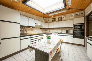 Rustig gelegen chalet met 1 slaapkamer op een zonnig perceel van 900m² in BPA Kotsbos. Permanente bewoning is toegestaan. <br /><span>Indeling:</span> leefruimte /veranda; hal; berging; badkamer met douche, lavabo, toilet en aansluiting wasmachine; ruime slaapkamer; keuken; bijkeuken; garage. <br />De chalet is gelegen op een zuidgericht omheind perceel, afgesloten met een elektrische poort, in een doodlopende straat. De straat is recent heraangelegd. Deze woning is goed onderhouden maar onderhevig aan de wettelijke renovatieverplichting.<br />De chalet is voorzien van cv op aardgas en meranti houten ramen met dubbele beglazing en rolluiken.<br />EPC: 464 kWh/m², energielabel E<br />Beschikbaar bij notariële akte.