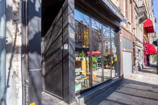 Deze handelsgelijkvloers met appartement op de eerste verdieping is gelegen in de Volkstraat, vlakbij het Museum van Schone Kunsten, dichtbij "Joe...