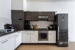 <p><span>2e verdieping vooraan</span></p><p><span>Energiezuinig appartement (59 m²) met 1 slaapkamer in Antwerpen (2060).</span></p><p><span>In de Lange Lobroekstraat woon je in een opkomende buurt nabij Park Spoor Noord en de Slachthuissite. Winkels, supermarkten en andere voorzieningen zijn vlot bereikbaar en ook aan openbaar vervoer is er geen gebrek. Met de fiets sta je bovendien in een mum van tijd in het centrum. Dankzij de nabijheid van belangrijke invalswegen is ook de verbinding met de wagen uitstekend.</span></p><p><span>Het appartement bevindt zich vooraan op de tweede verdieping van een kleinschalig gebouw en heeft een bewoonbare oppervlakte van circa 59 m². Het gebouw werd in 2008 volledig gerenoveerd en het appartement behaalt een gunstige EPC-score B en beschikt over conforme elektriciteit. Er zijn aparte meters aanwezig en de vaste kosten blijven met slechts €25 per maand bijzonder beperkt.</span></p><p><span>Je komt binnen in de hal, die toegang geeft tot een apart toilet en een praktische bergkast. Aan je linkerkant ga je de open leefruimte met open keuken binnen, samen goed voor circa 27 m². Dankzij de grote raampartijen aan de voorzijde geniet de ruimte van veel natuurlijk licht. </span></p><p><span>Verder beschikt het appartement over een volwaardige slaapkamer van 13 m². De badkamer van circa 3 m² is uitgerust met een ligbad/douche en lavabomeubel.</span></p><p><span>Een praktisch ingedeeld en energiezuinig appartement met lage vaste kosten op een centrale locatie in Antwerpen. Ideaal als eerste eigen woonst of als investering!</span></p><p><span>Bewoonbare opp. 59 m² ref.: bruto vloeropp. EPC. Voor meer info of een gratis schatting surf naar </span><span><span>www.hansimmo.be</span></span></p><p><span> </span></p>