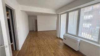 <strong>Comfortabel 2-slaapkamerappartement</strong> met <strong>Terras </strong>op een uitstekende ligging in de <strong>Godveerdegemstraat </strong>vlakbij het centrum van <strong>Zottegem</strong>.<br />De centrale ligging voorziet in een vlotte bereikbaarheid naar winkels, scholen, het station, ziekenhuis ( AZ Sint-Elisabeth ), horeca, sportinfrastructuur en de Bevegemse Vijvers (o.a. zwembad)!<br />+ Energielabel B! <br />+ Zeer goede mobiscore 8,8 op 10!<br /><br />Omvat een inkom, leefruimte, ingerichte keuken, 2 slaapkamers, badkamer met ligbad en terras<br />Kosten : + 50 euro / maand voorschot waterverbruik<br />#leukwonen #zottegem<br /><br />Beschikbaar Onmiddellijk vrij !