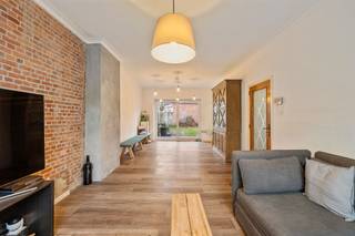 <p><strong>Instapklare en Ruime Gezinwoning met Tuin, Garage en 4 Slaapkamers</strong></p><p>Deze lichtrijke en instapklare gezinswoning biedt verrassend veel ruimte, verdeeld over drie volwaardige verdiepingen. De woning werd grotendeels vernieuwd tussen 2018 en 2025 en combineert comfort met een uitstekende ligging in een kindvriendelijke buurt.</p><p>Via de ruime inkomhal met gastentoilet betreedt u de gezellige living, met aparte zit- en eethoek. De grote raampartijen zorgen voor een aangename lichtinval en een directe verbinding met de achterliggende tuin.</p><p>Aansluitend bevindt zich de volledig ingerichte keuken. Vanuit de leefruimte heeft u toegang tot de diepe tuin met achteruitgang naar de dubbele garage.</p><p> </p><p>De woning beschikt over een bruikbare kelderverdieping, met een multifunctionele was- en opbergruimte, aparte bergkelder en kruipkelder.</p><p> </p><p>Op de eerste verdieping vindt u twee ruime slaapkamers, beide voorzien van airconditioning, een extra berging en een doucheruimte met toilet.</p><p> </p><p>De tweede verdieping werd volledig vernieuwd in 2024-2025 en is een echte troef: hier vindt u een royale masterbedroom met dressing, een extra (slaap)kamer en een stijlvolle badkamer met ligbad, douche en toilet. Deze verdieping is uitgerust met hoogrendement drielaags glas; elders is dubbele beglazing voorzien.</p><p> </p><p><strong>Ligging</strong></p><p>De woning is zeer centraal gelegen met een Mobiscore van 9,4! Scholen, winkels, sportinfrastructuur, het zwembad, de markt en zorgvoorzieningen bevinden zich op wandel- of fietsafstand. Bovendien stopt de bus vlak voor de deur en zijn belangrijke invalswegen vlot bereikbaar.</p><p> </p><p><strong>TROEVEN</strong></p><p>+ Instapklare woning met recente renovaties (2018–2025)</p><p>+ 4 volwaardige slaapkamers + dressing + extra werk-/speelruimte</p><p>+ Grote tuin met directe toegang tot dubbele garage</p><p>+ Volledig vernieuwde verdieping met badkamer en drielaags glas</p><p>+ Centrale ligging met Mobiscore 9,4</p><p>+ Airco op slaapkamers eerste verdieping</p>