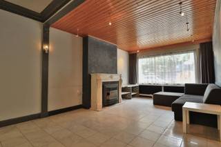 <p><span>STEVIGE WONING GELEGEN LANGS EEN RUSTIG STUKJE STRAAT</span></p><p><span>*** QUICK SALE MET BIEDPRIJS VANAF 295.000 EUR *** </span></p><p><span> </span></p><p><span>Deze woning kreeg grootse afmetingen mee, mooi ruimtes en veel lichtinval zorgen er voor een aangename woonsfeer.</span></p><p><span> </span></p><p><span>Inkomhal met apart toilet en open traphal.<br />De leefruimte is ruim ingedeeld met zithoek, eethoek en vlotte doorsteek naar een extra large woonkeuken.  <br />Aansluitend is nog een veranda.  Alle ruimtes houden er een open tuinzicht op na.</span></p><p><span> </span></p><p><span>Op het verdiep zijn 3 slaapkamers, een dressingruimte en een stevig uitgebouwde badkamer.<br />Ook de zolder maakt deel van het geheel, goed ingericht met grote slaapkamer, extra badkamer en zalige saunahoek.</span></p><p><span> </span></p><p><span>Er is een berging met wasruimte, een praktische garage en een handige bergkelder.<br /><br />De buitenruimte zet zich graag in als sfeermaker met terras, gazon en heel veel zon.  <br />Enkele oude bomen zorgen voor een extra dimensie.</span></p><p><span> </span></p><p><span>STEVIG GEHEEL<br />VEEL WOONRUIMTE<br />ZALIGE TUIN<br />GARAGE EN KELDER</span></p><p><span> </span></p><p><span>*niet bindende vanafprijs, de verkoop komt tot stand door aanvaarding van het uitgebrachte bod</span></p><p><span> </span></p><p><span> </span></p>
