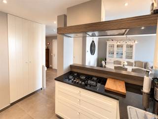 <p><span>Uniek penthouse appartement op de 15de verdieping gelegen op de dijk met eindeloos zicht op de zee en prachtig zicht op duinen. Instapklaar en volledig ingericht / gemeubeld appartement met 3 slaapkamers (15m² &amp; 13m² &amp; 7m²). Compleet uitgeruste open keuken en badkamer met lavabo en inloopdouche. Terrasje (3m²) aan de voorzijde en 2de terras (7,5m²) aan de achterzijde. Hoogwaardige afwerking met onder meer parketvloer, gas condensatie ketel met vloerverwarming en gunstig EPC + conforme elektrische installatie. </span></p><p><span>Mogelijkheid tot aankoop van een afgesloten garagebox (+ € 85.000) in een nabijgelegen gebouw. </span></p><p><span>Dit pareltje aan de Belgische kust is een droom voor mensen die op zoek zijn naar een exceptioneel appartement zonder geluidsoverlast of inkijk in een unieke setting. Ideaal voor zowel voltijdse bewoning als een eventueel 2de verblijf.</span></p><p><span> </span></p><p><span> </span></p>