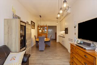 <p><br /><br />Deze service flat is gelegen in Residentie Zuidburg Veurne en ligt op slechts 600 m van het centrum van Veurne en 7 km van de kust. Heel wat voorzieningen zijn dus op wandelafstand van de assistentiewoning. </p>

<p>-INDELING-<br />Inkomhall met aansluitend een apart toilet. Volledig ingerichte keuken (combi-oven, vaatwasser, koelkast, dampkap, enkele wastafel) met een gezellige leefruimte met zicht op het terras en de binnentuin. Ruime slaapkamer met aansluitend de gemakkelijk toegankelijke badkamer met ruime inloopdouche. Terug in de inkomhall heb je een extra slaapkamer/ bureauruimte met toegang tot de badkamer. Tot slot is er nog een bergruimte met aansluiting voor de droogkast en wasmachine. </p>

<p>Een service flat is ideaal voor 65-plussers of mensen met een beperking, die toch nog op een zelfstandige manier willen wonen in een comfortabele en rolstoeltoegankelijke woonst. Verschillende gemeenschappelijke diensten kunnen gebruikt worden indien dit nodig wordt geacht.</p>

<p>Interesse in deze assistentiewoning? Neem gerust contact op met ons kantoor voor meer info (058 31 58 58).</p>