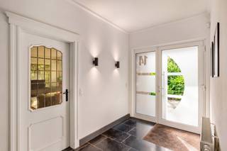 <strong>Instapklare laagbouwvilla met riante tuin in hartje Kapellen-Heide.</strong><br /><br /><strong>Indeling</strong><br />U betreedt de villa via een uitnodigende inkomhal met vestiaire en een gastentoilet. Meteen rechts, <strong>de warme, lichtrijke leefruimte</strong> afgewerkt met een mooie parketvloer beschikt over een strakke <strong>open haard met een ingewerkte pelletkachel</strong>. Vanuit de zithoek vloeien de eetplaats, de veranda en de <strong>volledig geïnstalleerde keuken</strong> naadloos in elkaar over, met telkens een <strong>prachtig zicht op de buitenomgeving</strong>.<br />De keuken is voorzien van een kookeiland, kwalitatieve toestellen en voldoende opbergkasten. Via de nachthal bereikt u de <strong>twee ruime slaapkamers</strong> met daartussen de badkamer voorzien van een inloopdouche, toilet en een badkamermeubel met dubbele wastafels.<br />Volledig aangelegde, zonnige tuin met een ruim terras en een barbecue voor lange zomeravonden.<br /><br /><strong>Bijzonderheden:</strong><br />EPC label <strong>C</strong>;<br />Ruime <strong>zolderverdieping</strong>, bereikbaar via een luik;<br />Aparte <strong>garage</strong> met sectionale poort;<br /><strong>Tuinhuis</strong> voorzien van elektriciteit.<br /><br /><strong>Ligging:</strong><br />Gelegen in een <strong>rustige en residentiële wijk</strong> omgeven door groen. U ervaart hier volop <strong>privacy en stilte</strong>, terwijl het dagelijkse leven zich om de hoek bevindt. Op <strong>comfortabele wandelafstand van het centrum van Heide</strong> met supermarkten, winkels en gezellige horeca.<br />De woning geniet van een <strong>uitstekende verbindingen</strong> via station Heide, de nabijgelegen fietsostrade en belangrijke invalswegen richting Antwerpen, Brasschaat en Nederland.