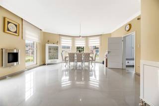 <p><span>Perfect onderhouden en energiezuinige HOB met 4 slaapkamers uiterst rustig gelegen te Beverlo.</span></p><p><span> </span></p><p><span>Belangrijkste troeven:</span></p><p><span>- Rustige ligging</span></p><p><span>- Kwalitatief afgewerkt en uitstekend onderhouden</span></p><p><span>- Zeer ruime woning (321 m²)</span></p><p><span>- EPC-score B</span></p><p><span>- 4 slaapkamers</span></p><p><span>- Kelder</span></p><p><span>- Rolluiken</span></p><p><span>- Bovenliggende terras</span></p><p><span> </span></p><p><span>Bekijk zeker ook de foto's en de grondplannen met de afmetingen. Zo krijgt u van thuis uit al een perfect beeld van wat deze woning te bieden heeft!</span></p><p><span> </span></p><p><span>Wenst u meer info of een vrijblijvende bezichtiging, contacteer dan ons kantoor op het nummer 011 85 15 15 en wij helpen u graag verder.</span></p>