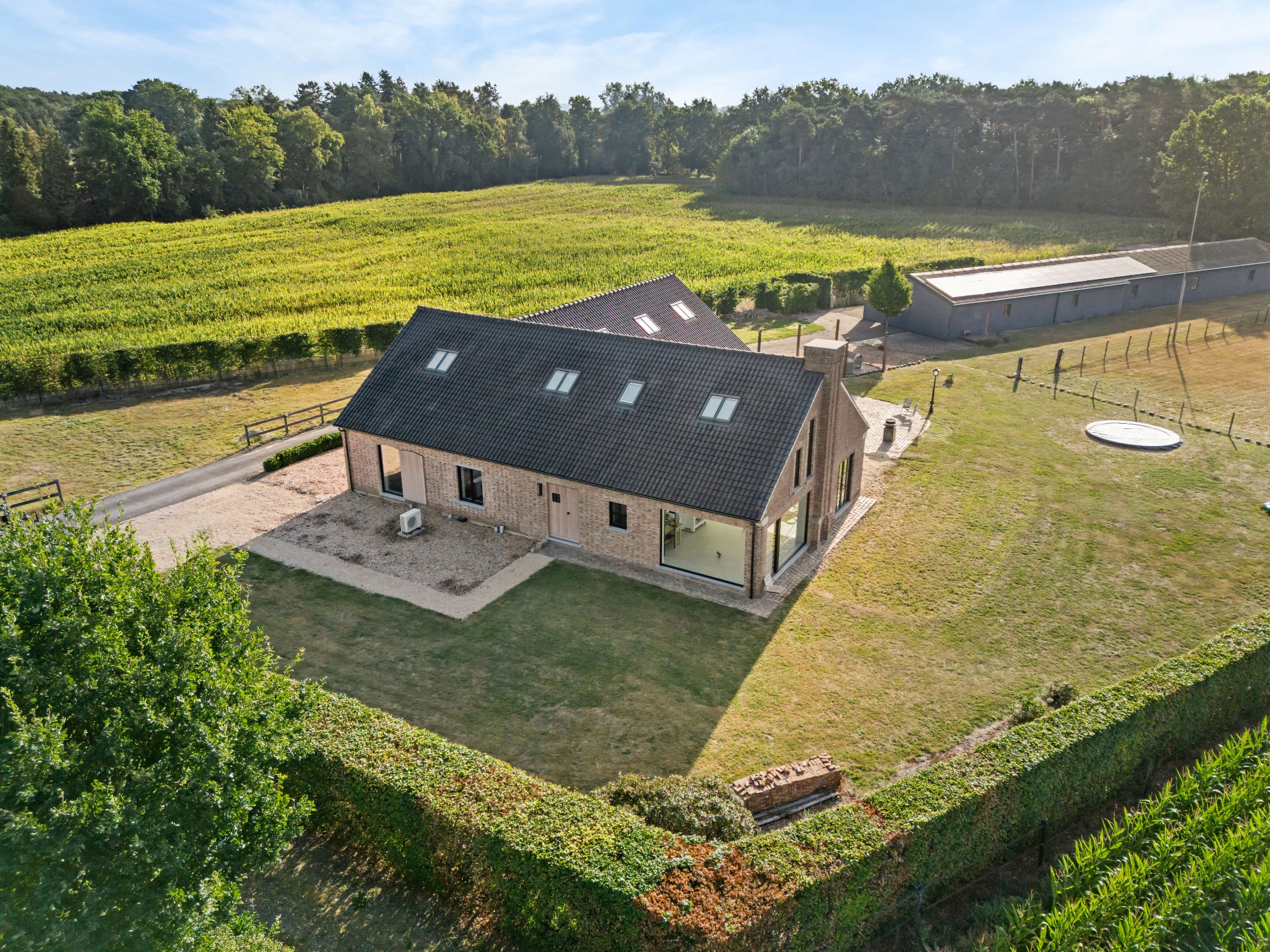 Villa moderne sur environ 1 hectare avec dépendance de 400m². - photo 4