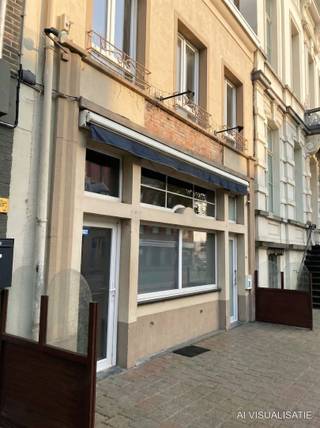 <p><span>Op de aller beste locatie in Ekeren, tegenover de kerk in het hart van het centrum.</span></p><p><span> </span></p><p><span>Horecapand ca 140m², ideaal voor horeca, winkel of kantoor.</span></p><p><span>Zonnige buitenruimte, west georiënteerd van ca 100m².</span></p><p><span>Deze buitenruimte kan ook geïntegreerd worden als feestzaal of magazijn.</span></p><p><span>Achteringang voor leveranciers of parking.</span></p><p><span>Via aparte ingang betreed je het duplex appartement.</span></p><p><span>V1: Leefruimte en kitchenette. V2: 3 slaapkamers en badkamer.</span></p><p><span> </span></p><p><span>Ideaal als investering of voor eigen uitbating. Apart verhuren mogelijk. </span></p><p><span>Heraanleg Kerkomgeving start in 2028!</span></p><p><span> </span></p><p><span>Contacteer ons voor een bezoek ter plaatse,</span></p><p><span>03/646.66.55 of sofie@sinjoor.be</span></p><p><span> </span></p>