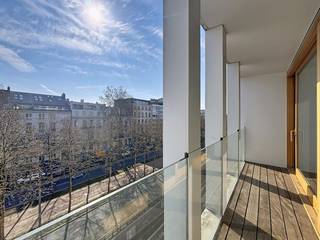 <span>Dit heerlijk lichtrijk<strong> appartement met terras</strong> bevindt zich aan de Leien in de Theaterbuurt. Op wandelafstand van de beste shopping-straten van Antwerpen, het Stadspark en het gezellige Mechelseplein. In het weekend stap je de deur uit voor al je kraakverse producten om de hoek aan de iconische vogeltjesmarkt.<br /><br /><strong>Indeling:</strong><br />Open lichte leefruimte met aansluitend open keuken, terras met zicht op de Leien, wasruimte, gastentoilet, twee slaapkamers, badkamer met inloopdouche en dubbele lavabo.<br /><br /><strong>Bijzonderheden:</strong></span>
<ul>
<li><span>Algemene kosten €145,- per maand (nutsvoorzieningen individueel).</span></li>
<li><span>Fietsenstalling en berging in de kelder. </span></li>
<li><span>EPC A.</span></li>
<li><span><span>Mogelijkheid huren op vennootschap.</span></span></li>
<li><span><span>Onmiddellijk beschikbaar. </span></span></li>
</ul>
<br /><br />