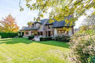 <p>Deze prachtige villa uit 2000 combineert hoogwaardig materiaalgebruik, een doordachte architectuur en een uitstekende staat van onderhoud. De woning bevindt zich op een mooi breed perceel met bossen aan de achterzijde, wat zorgt voor rust, privacy en een groen uitzicht. Binnen geniet u van bijzonder ruime leef- en slaapruimtes, ideaal voor gezinnen of wie graag royaal woont. De indrukwekkende woonkamer met open haard, de grote keuken en de dubbele inpandige garage met ruime oprit versterken het comfortabele karakter van deze woning. Dankzij de residentiële ligging in een groene omgeving woont u hier rustig met een vlotte verbinding naar het centrum van Lokeren.</p>
<p>Belangrijkste ruimtes:</p>
<p>• Imposante inkomhal (14 m²) voorzien van prachtig raamwerk en vestiaire</p>
<p>• Ruime woonkamer (70 m²) met open haard, veel lichtinval en prachtig zicht op groen</p>
<p>• Grote keuken (24 m²)</p>
<p>• Bureel (17 m²), ideaal voor thuiswerk of vrij beroep (2 toegangen)</p>
<p>• Wasplaats (10 m²)</p>
<p>• Dubbele inpandige garage (40 m²) met automatische garagepoort</p>
<p>• Slaapkamer (26 m²)</p>
<p>• Slaapkamer (17 m²)</p>
<p>• Dressing (4 m²)</p>
<p>• Badkamer (25 m²) met ligbad en dubbele wastafel in meubel</p>
<p>• Badkamer (8 m²) met inloopdouche en wastafel in meubel</p>
<p>• Ruime nachthal (28 m²)</p>
<p>Troeven:</p>
<p>• Architecturale villa met hoogwaardige afwerking en perfect onderhoud</p>
<p>• Breed perceel met bossen aan de achterkant en veel privacy</p>
<p>• Zeer ruime leefruimtes, grote slaapkamers en dubbele inpandige garage</p>
<p>Neem vandaag nog contact op met je ERA-makelaar voor een bezoek. JOUW DROOMHUIS. ZO GEVONDEN!</p>