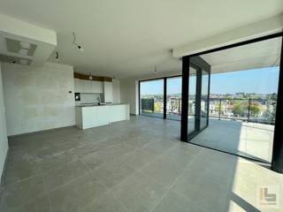 <strong>LAATSTE 8 APPARTEMENTEN!</strong> Residentie Obelisk bestaat uit 37 luxueus afgewerkte appartementen met alle modern comfort, die telkens beschikken over terras en ondergrondse parkeerplaats/garage. De appartementen zijn centraal gelegen op de GROTE MARKT VAN RONSE. <strong>DIT PROJECT KOMT IN AANMERKING TOT EIND 2024 voor 6% BTW</strong>. Ieder appartement is <strong>energiezuinig</strong> en is voorzien van <strong>vloerverwarming! </strong><br /><br />Dit  <strong>LUXE</strong>  appartement (91m<sup>2</sup>)  met rondom rond een terras en zicht op de Grote Markt en panorama over het centrum van Ronse ,heeft volgende indeling (5e verdiep):<br />Inkom met apart toilet, leefruimte met toegang tot het ruim (61m<sup>2</sup>!!) en zonnig terras, open geïnstalleerde keuken met eiland, badkamer met inloopdouche, slaapkamer 1 en slaapkamer 2.<br />Mogelijkheid tot aankopen van ondergrondse parkeerplaats of garage. <br />Prijzen exclusief kosten.<br /><br />Interesse? Contacteer Jens 0488 98 13 30 of jens@immoboss.be om de resterende appartementen te bezichtigen. <br /><strong>Benieuwd naar de waarde van uw eigendom?  Vraag ons naar een gratis schatti</strong>ng! <br /> 