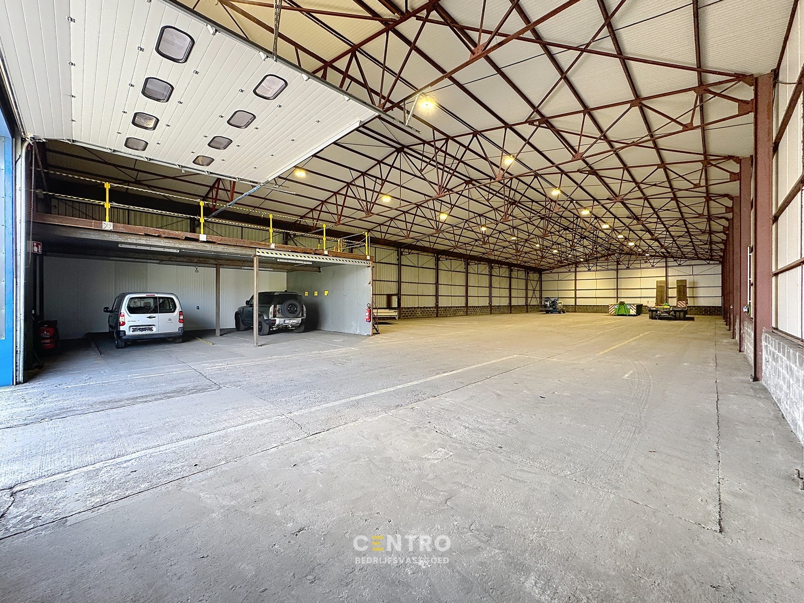 Geïsoleerd MAGAZIJN (1.000m²) te huur met mezzanine (85m² op industriezone te Zedelgem - foto 4