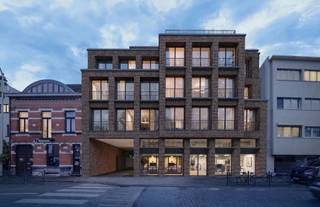 <p><strong>Luxueus nieuwbouwappartement (127m²) met 2 slaapkamers en terras op tweede verdieping<br /><br /></strong>Luxueus doorzonappartement in nieuwbouwproject Residentie Auguste te Edegem, hoogwaardig afgewerkt en voorzien van alle technieken. Het zuidgericht terras laat je optimaal van het buitenleven genieten. De afwerking zet je nog volledig naar je hand dankzij de zeer hoge afwerkingsbudgetten. Zo garanderen we dat je nieuwe stek aan al je wensen voldoet.<br /><br /><strong>Kenmerken:</strong><br />- Gelegen op de tweede verdieping (lift aanwezig)<br />- Bewoonbare oppervlakte: 127m²<br />- 2 slaapkamers<br />- 1 badkamer<br />- Zuidgericht terras (18m²)<br /><br /><strong>Troeven:</strong><br />- Bijna-energieneutraal, een strategische keuze<br />- Doorzonappartement<br />- Zuidgeoriënteerd leefterras<br />- Dynamische, hedendaagse architectuur<br />- A-locatie in centrum Edegem ; 10 minuten van Antwerpen<br />- Afwerking naar keuze<br />- Aankoop ondergrondse parkeerplaats(en) mogelijk</p>