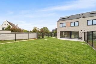 Ruime en energiezuinige nieuwbouwwoning op een zuidelijk georiënteerd perceel van 259m2. Op het gelijkvloers is een inkom met gastentoilet, een wasplaats/berging, en een open leefruimte. Op de eerste verdieping bevinden zich 3 slaapkamers en een badkamer met bad + inloopdouche + toilet. De zolder is toegankelijk met een vaste trap waardoor hier ook nog een vierde slaapkamer kan gemaakt worden. De vermelde prijs is inclusief ALL-IN afwerking. De woning sowieso voorzien van alle moderne technieken zoals een warmtepomp en vloerverwarming op het gelijkvloers +1e verdieping. De woning wordt gebouwd in een nieuwe residentiële verkaveling met 11 woningen en 2 meergezinswoningen. Het residentiële project vormt een architecturaal geheel met optimaal ingedeelde wooneenheden en verschillende groen- en speelzones. Kom jij hier binnenkort thuis? Contacteer onze bouwadviseur Ewout voor meer informatie: 0497 588 888 - contact@huysmanbouw.be - VERKOOPPRIJS: € 434.665 excl.BTW, excl.registratie en andere belastingen - € 511.518 incl.21% BTW, excl.registratie en andere belastingen